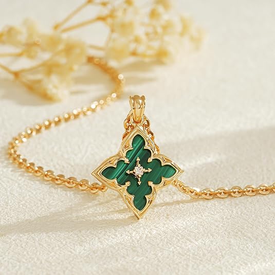 Colar com Pingente de Trevo de Esmeralda Dourado