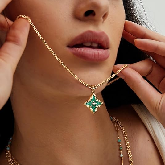 Colar com Pingente de Trevo de Esmeralda Dourado