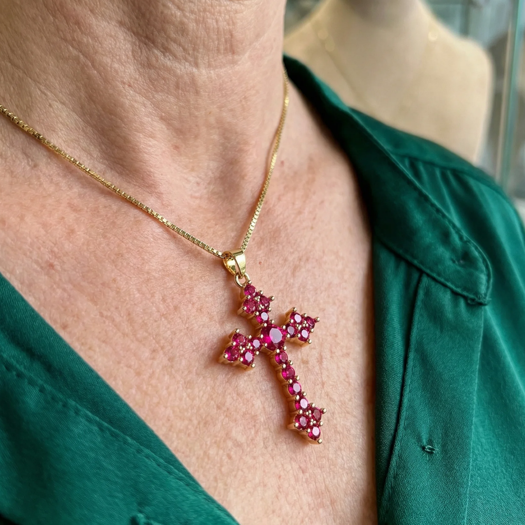Colar Cruz em Cacho Rosa